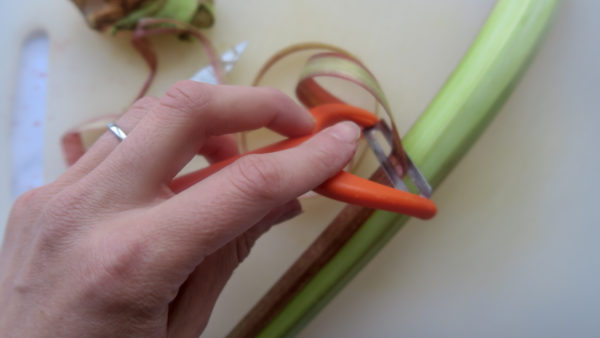 How to peel rhubarb